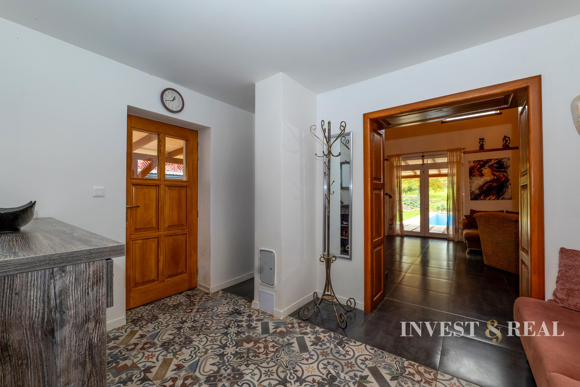 Zrekonštruovaný dom s bazénom a veľkým pozemkom | Podlipníky