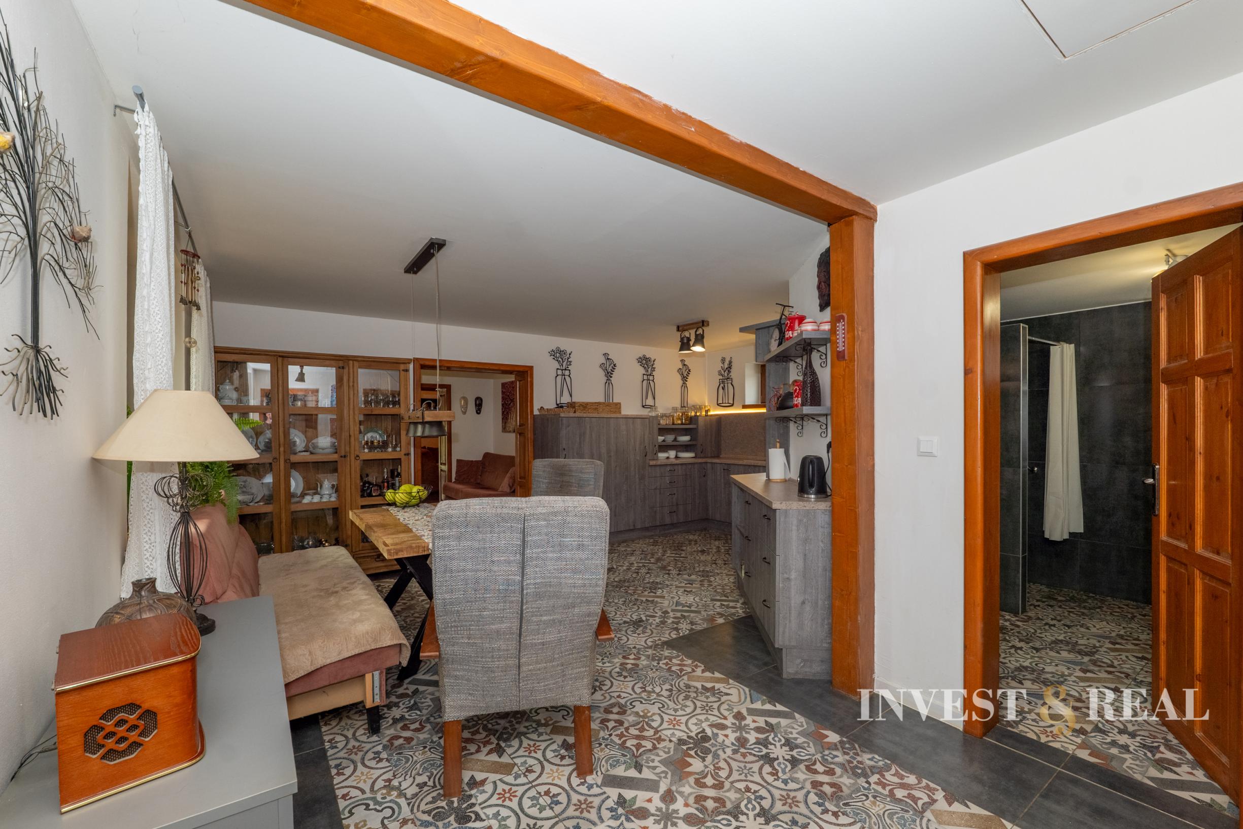 Zrekonštruovaný dom s bazénom a veľkým pozemkom | Podlipníky