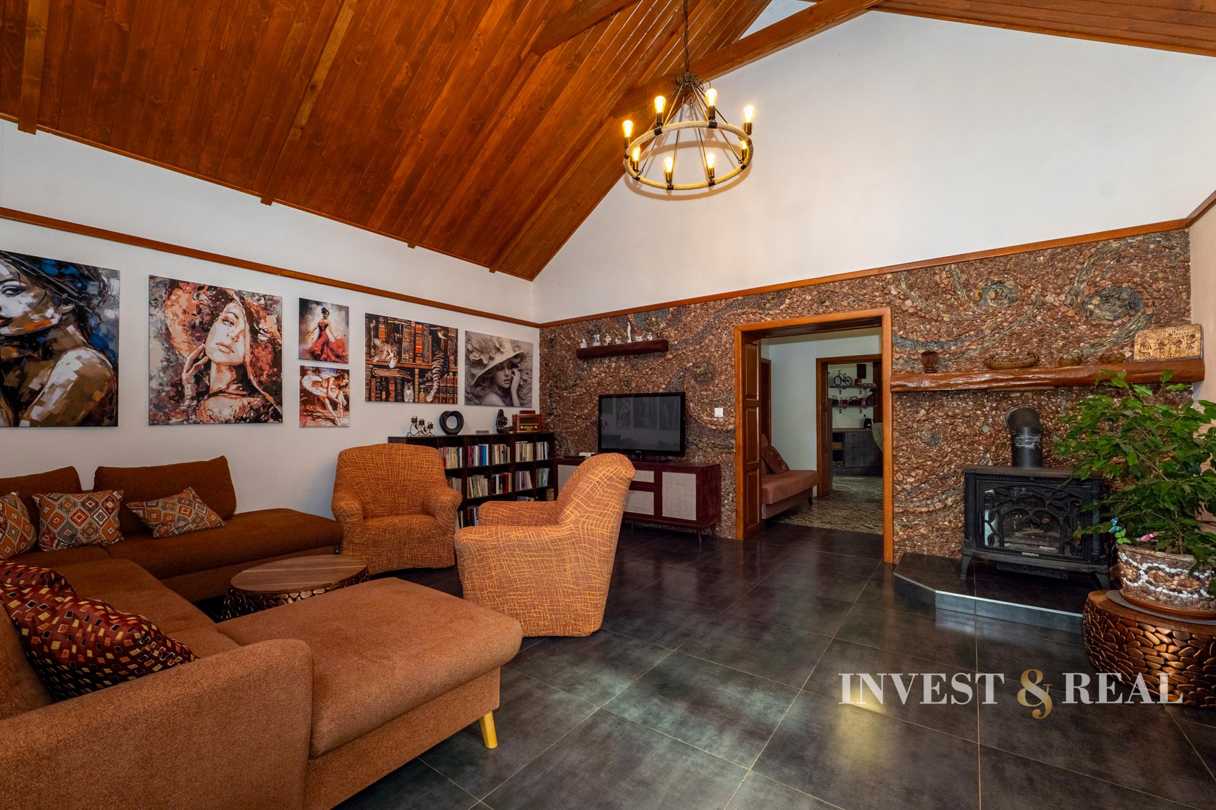 Zrekonštruovaný dom s bazénom a veľkým pozemkom | Podlipníky