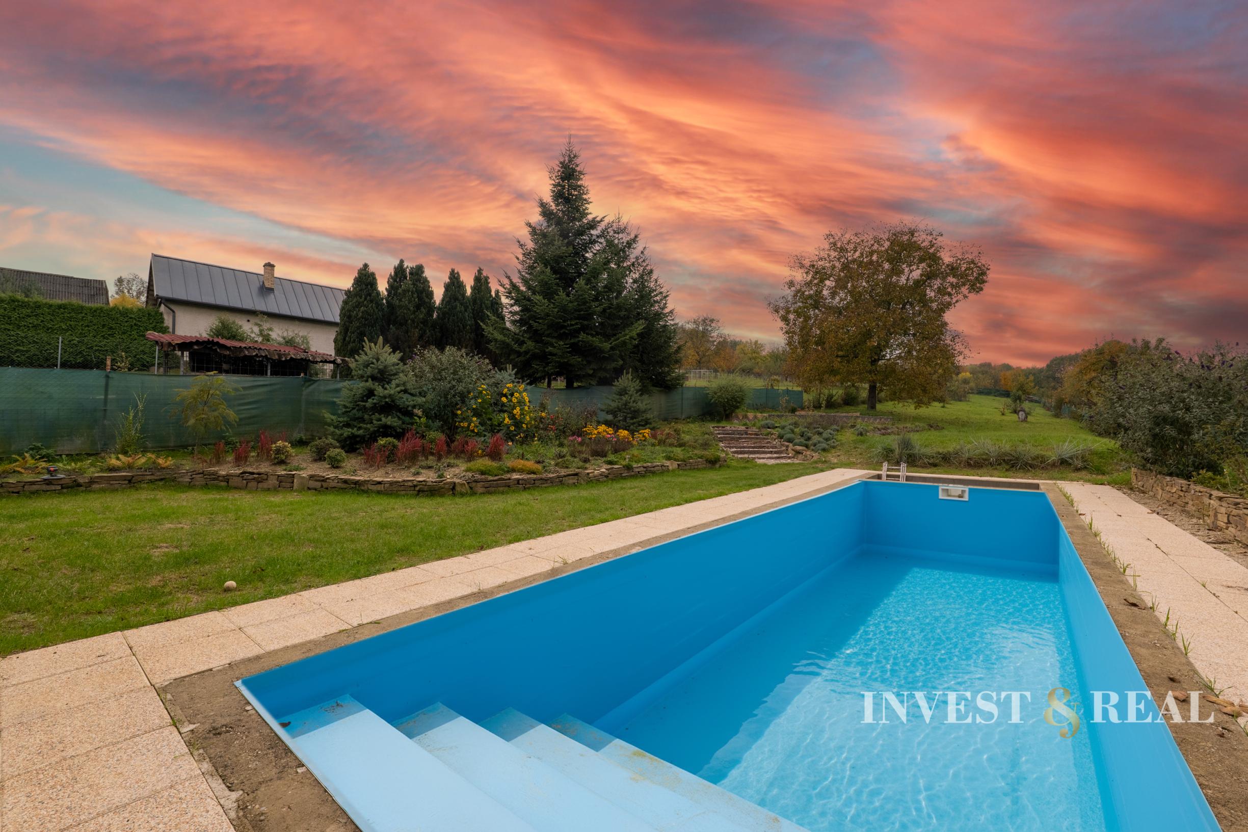 Zrekonštruovaný dom s bazénom a veľkým pozemkom | Podlipníky