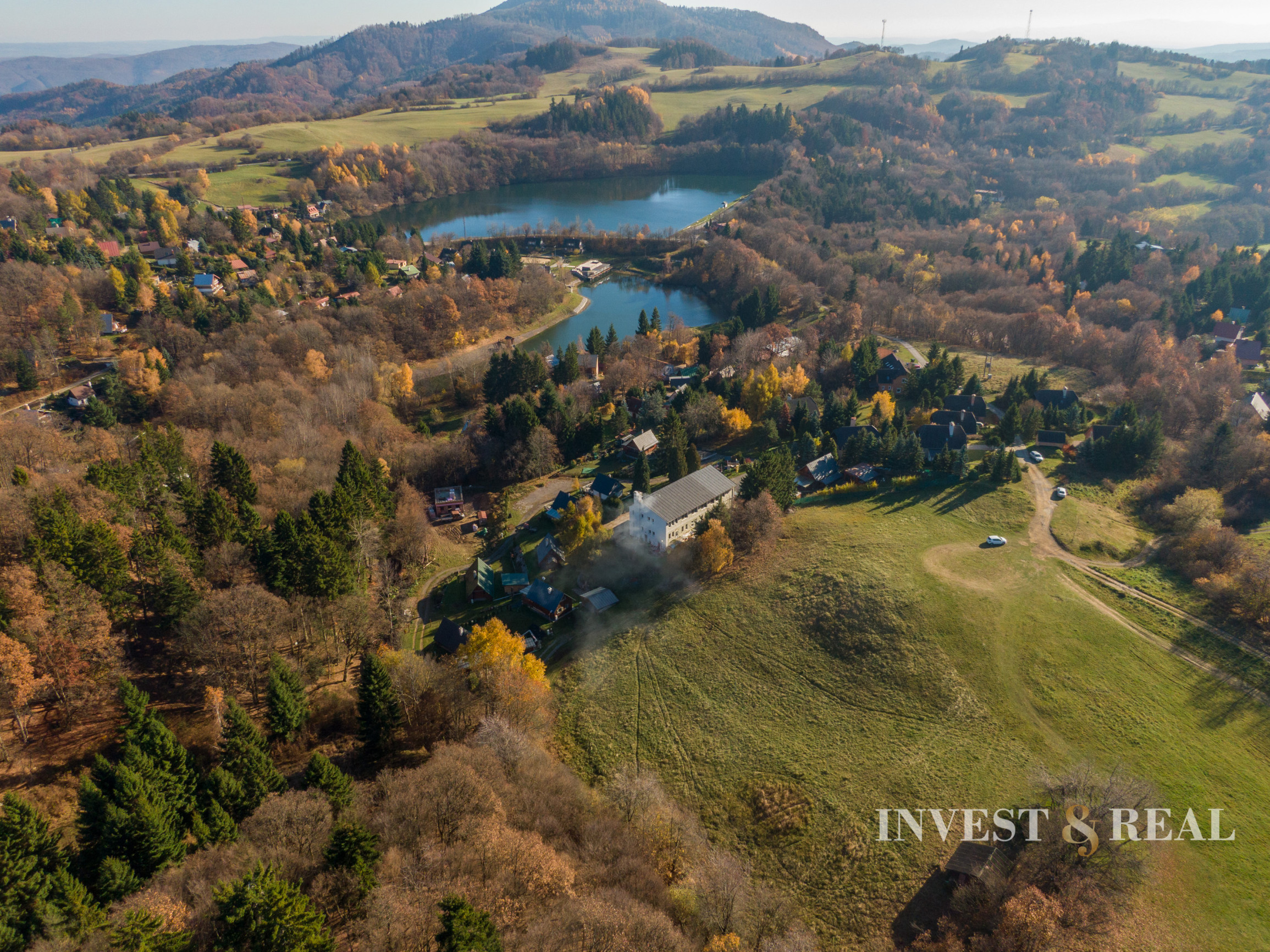 Zabehnutý penzión pri jazere s 4 chatkami | Štiavnicke Bane
