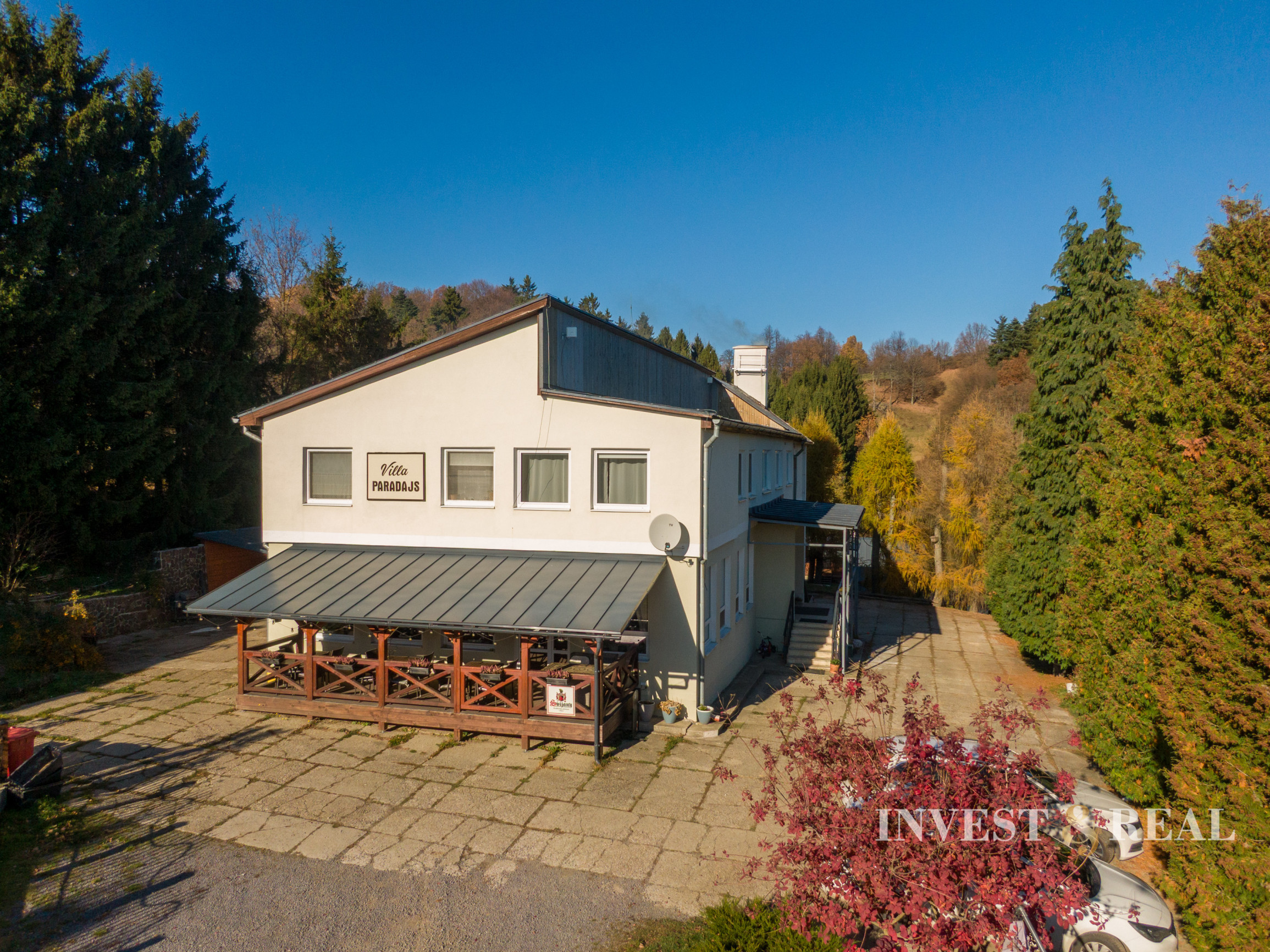 Zabehnutý penzión pri jazere s 4 chatkami | Štiavnicke Bane