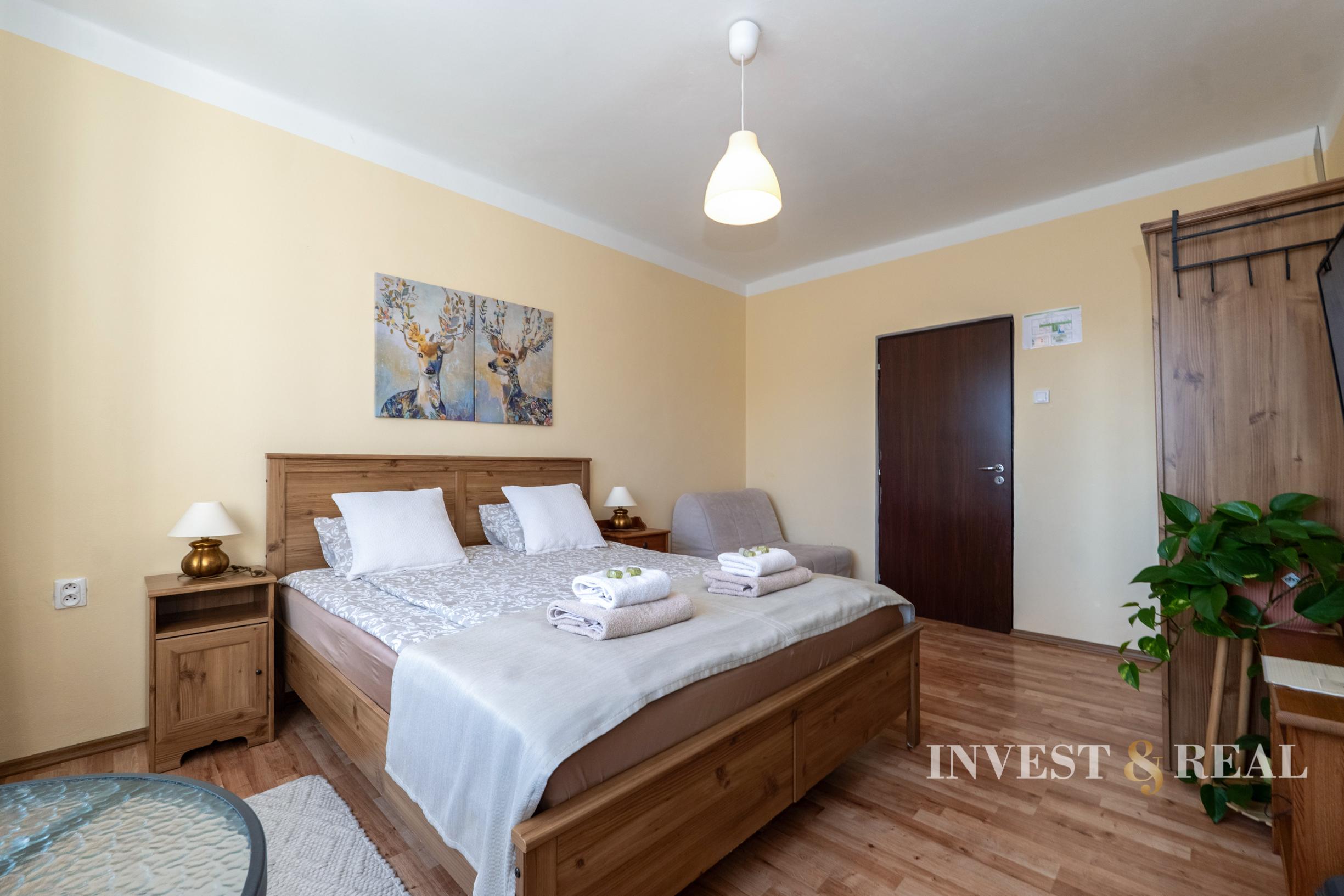 Zabehnutý penzión pri jazere s 4 chatkami | Štiavnicke Bane