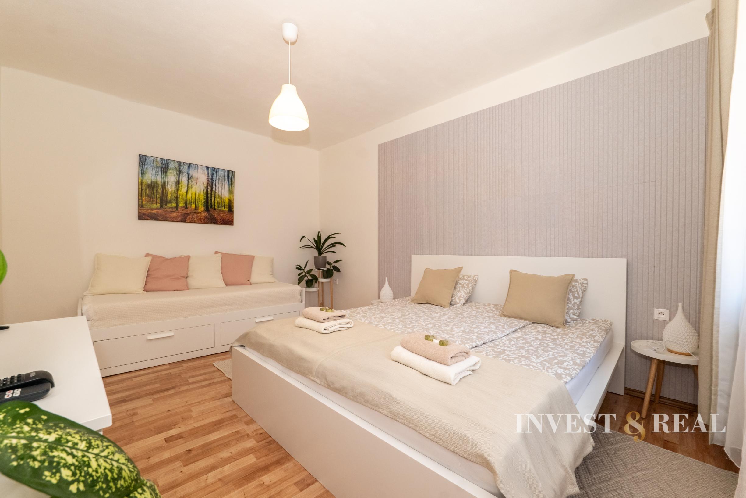 Zabehnutý penzión pri jazere s 4 chatkami | Štiavnicke Bane