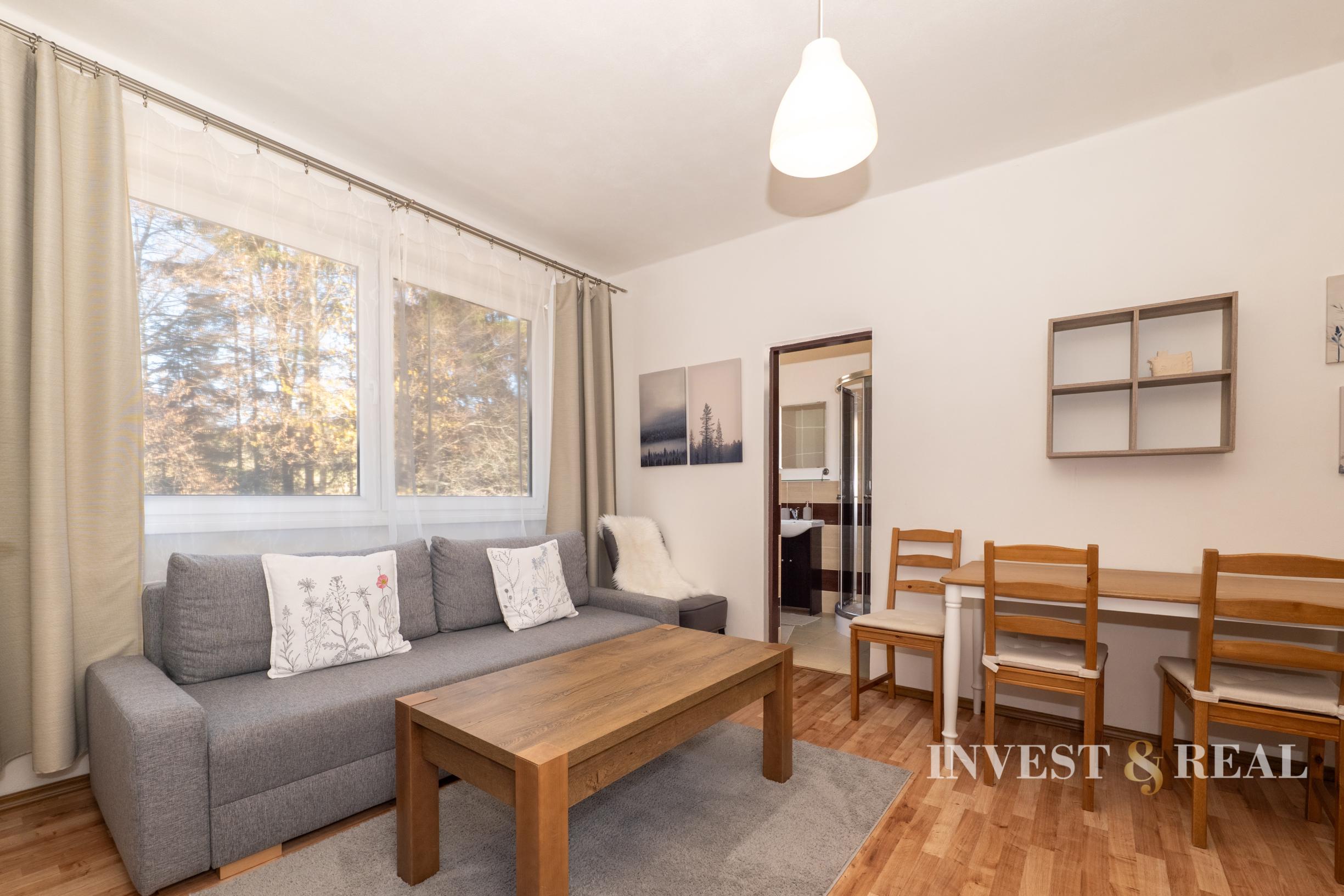 Zabehnutý penzión pri jazere s 4 chatkami | Štiavnicke Bane