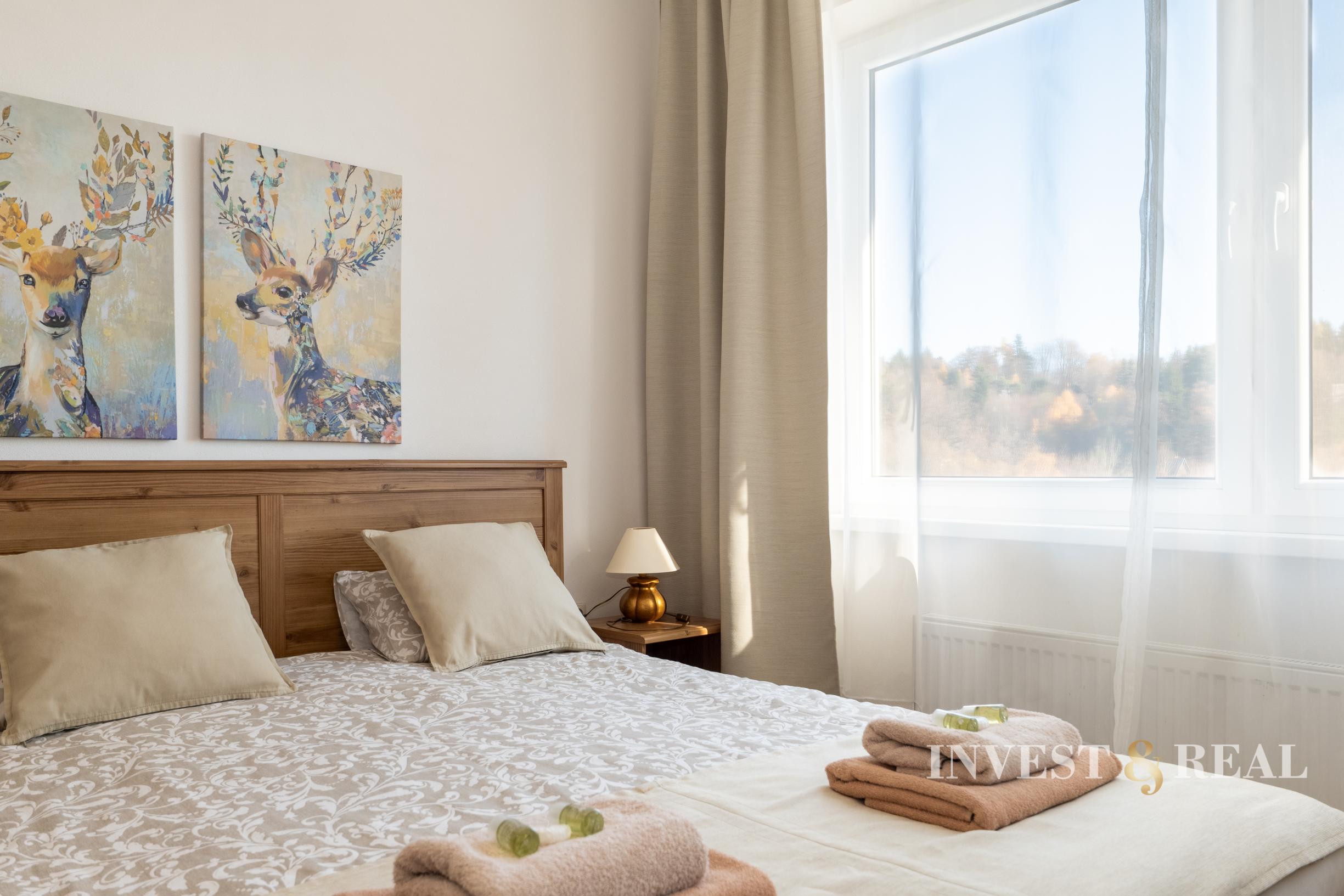 Zabehnutý penzión pri jazere s 4 chatkami | Štiavnicke Bane