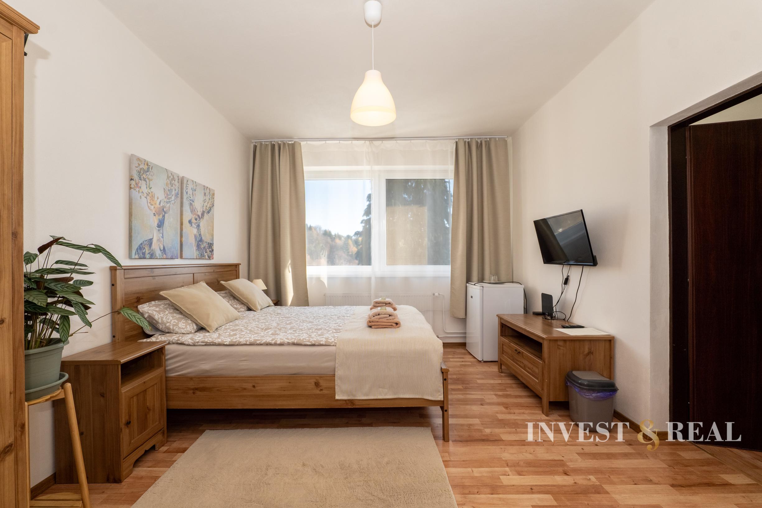 Zabehnutý penzión pri jazere s 4 chatkami | Štiavnicke Bane