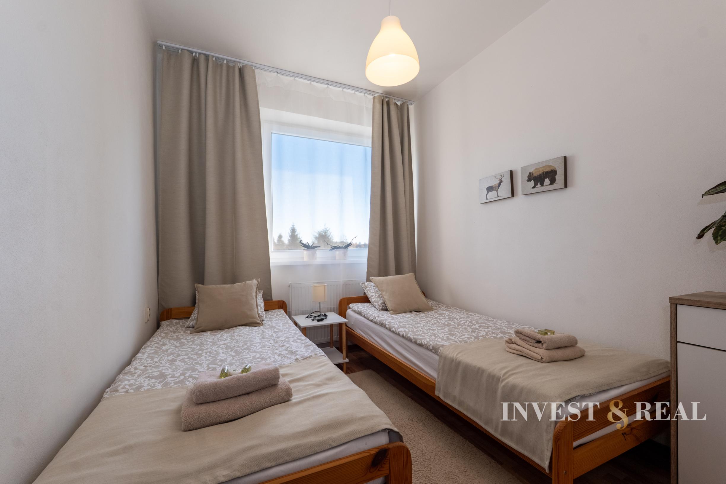 Zabehnutý penzión pri jazere s 4 chatkami | Štiavnicke Bane