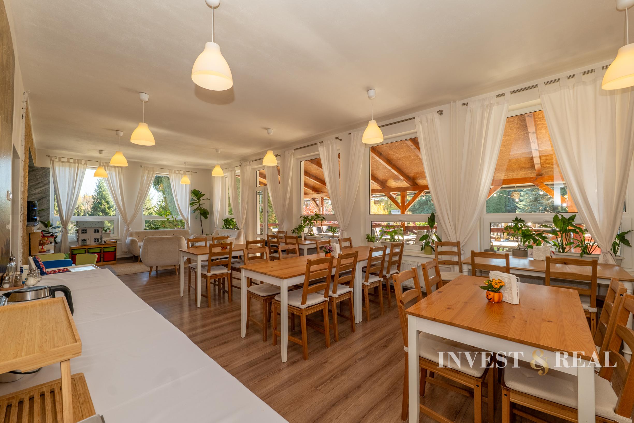 Zabehnutý penzión pri jazere s 4 chatkami | Štiavnicke Bane