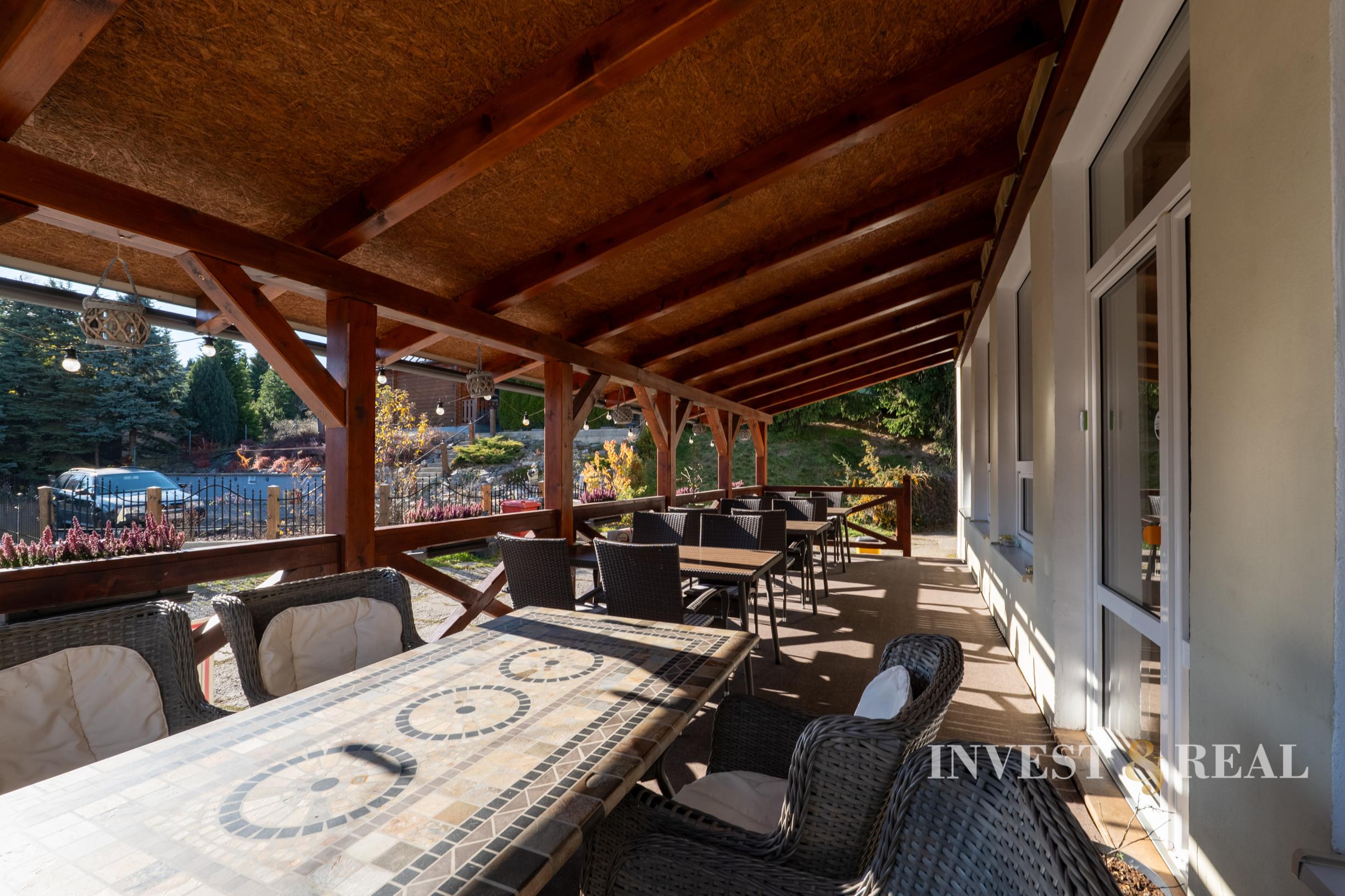 Zabehnutý penzión pri jazere s 4 chatkami | Štiavnicke Bane