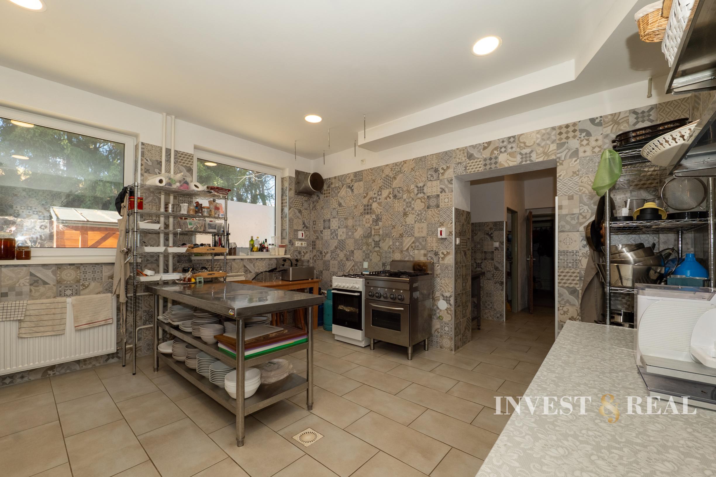 Zabehnutý penzión pri jazere s 4 chatkami | Štiavnicke Bane