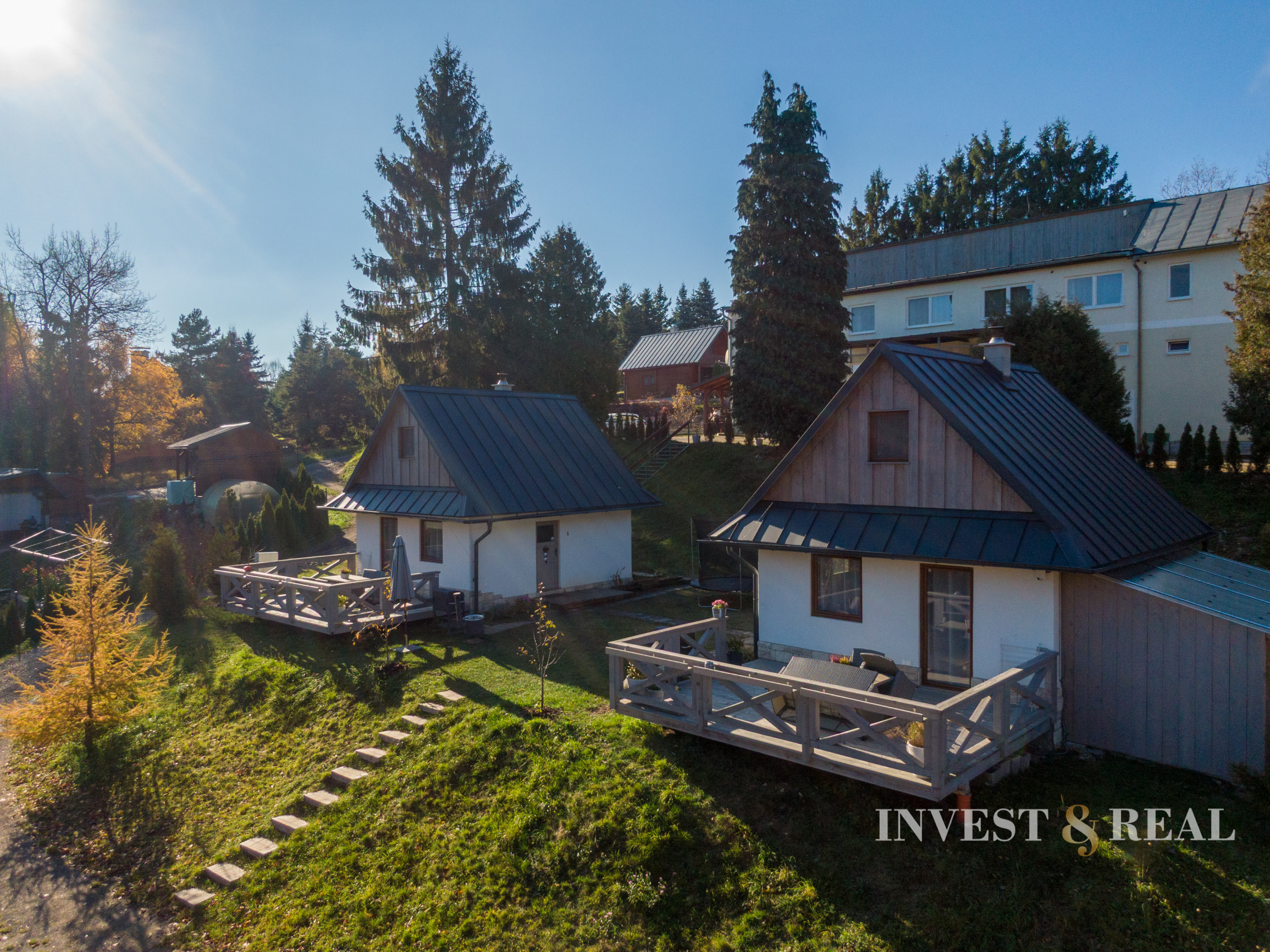 Zabehnutý penzión pri jazere s 4 chatkami | Štiavnicke Bane