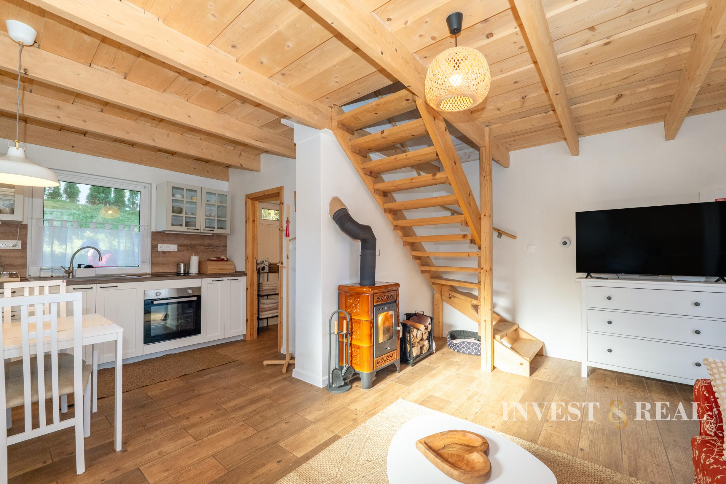 Zabehnutý penzión pri jazere s 4 chatkami | Štiavnicke Bane