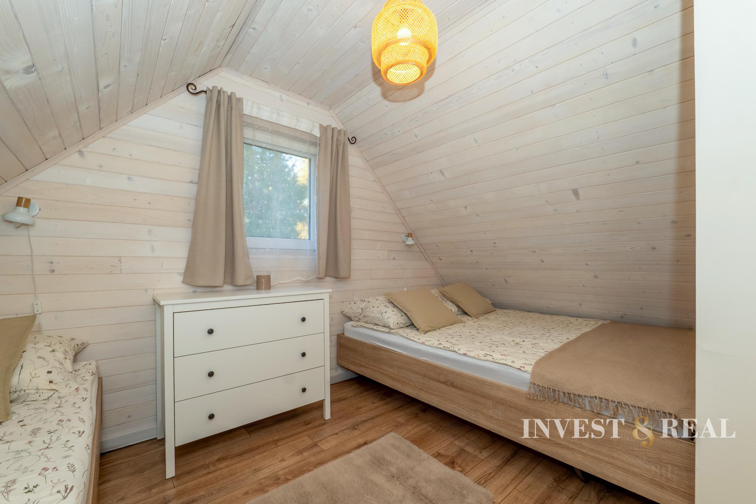 Zabehnutý penzión pri jazere s 4 chatkami | Štiavnicke Bane