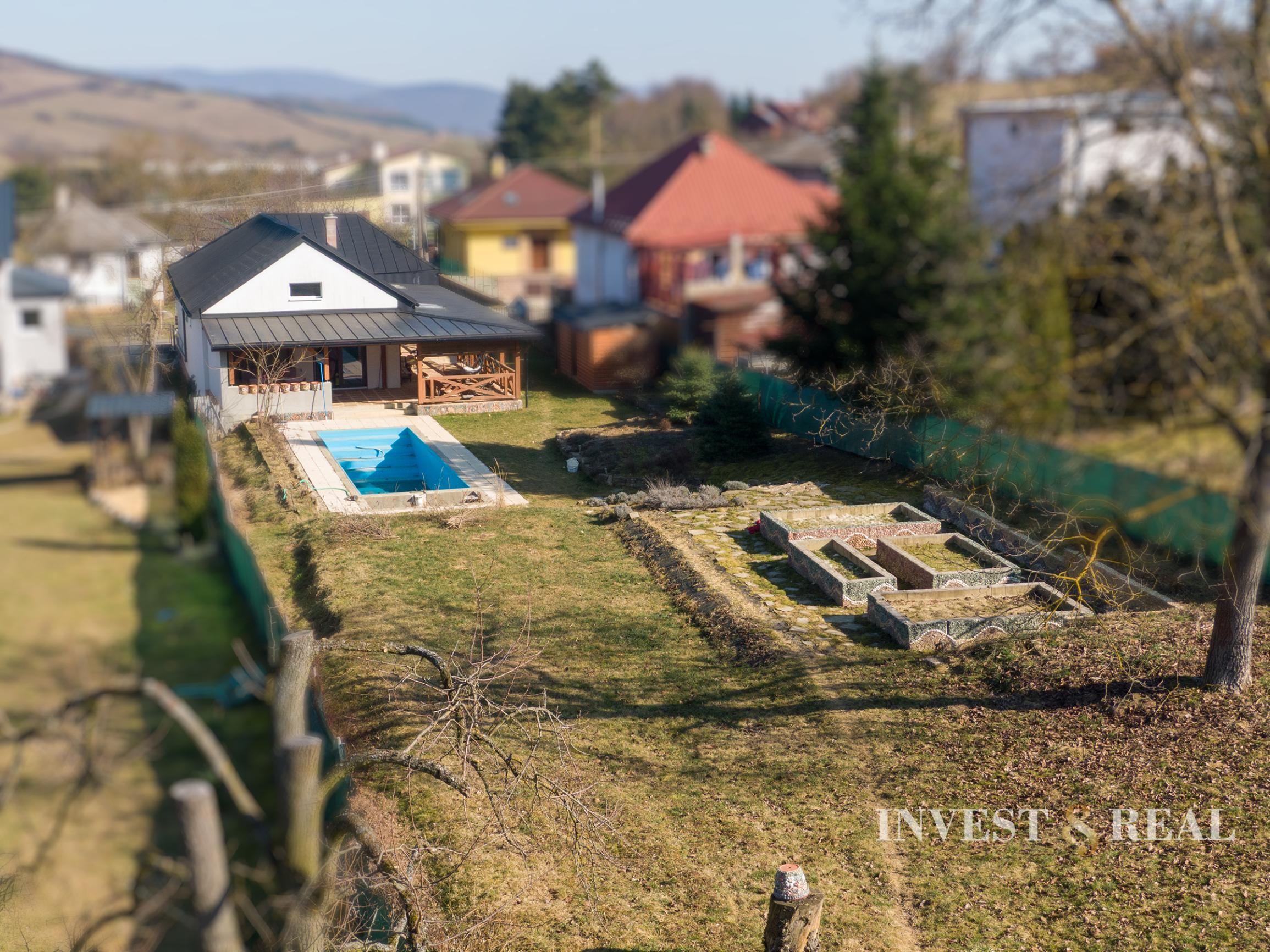 Zrekonštruovaný dom s bazénom a veľkým pozemkom | Podlipníky