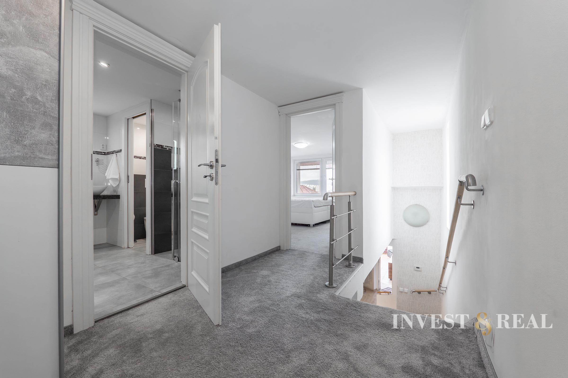 Moderný a atypický rodinný dom s garážou | Železníky