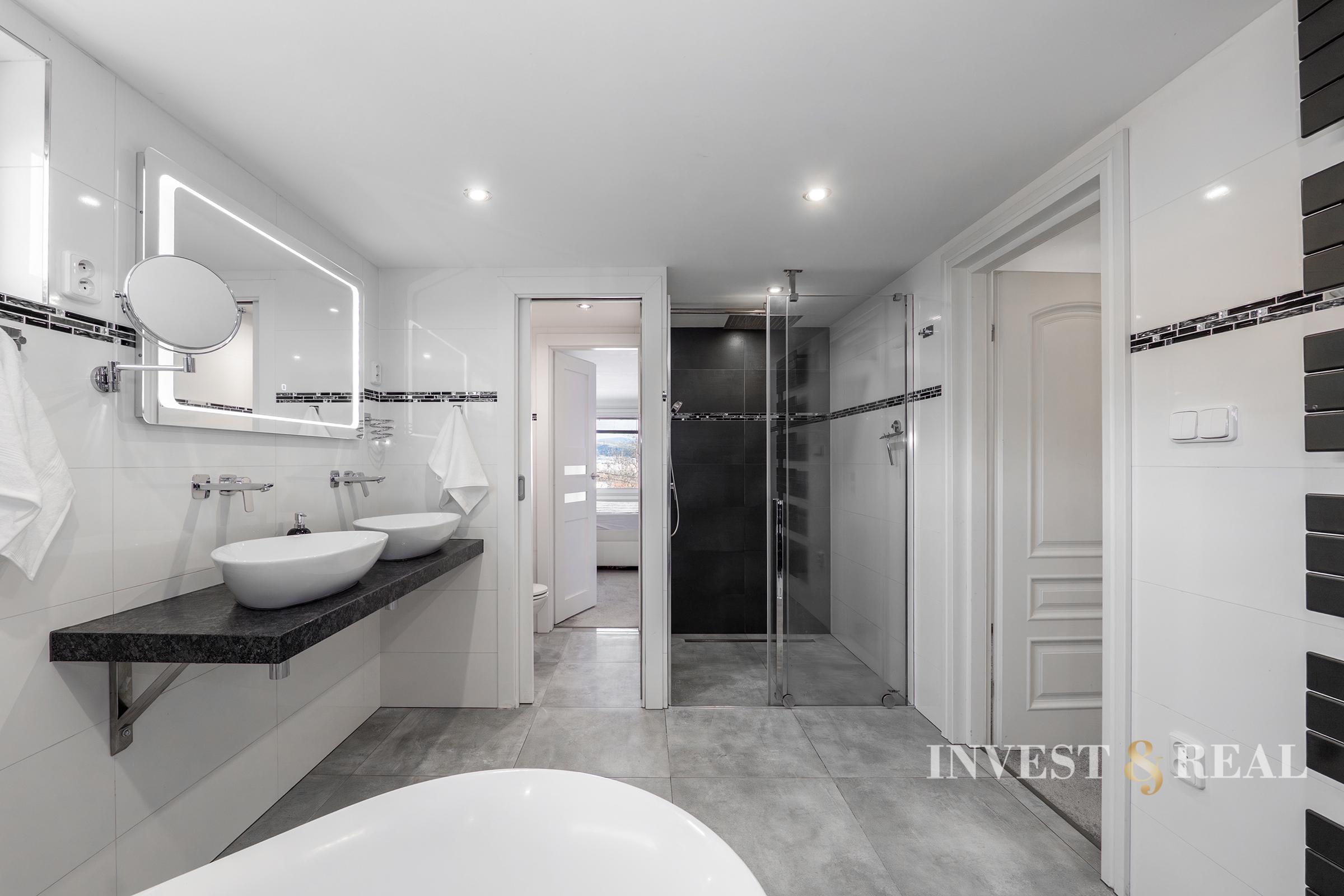 Moderný a atypický rodinný dom s garážou | Železníky