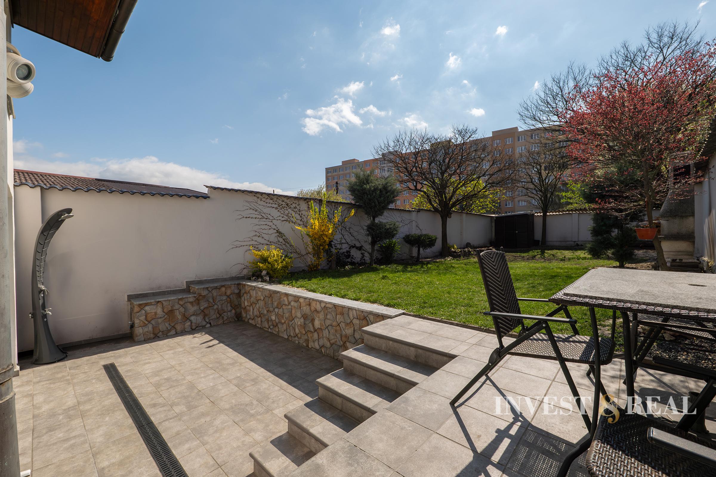 Moderný a atypický rodinný dom s garážou | Železníky